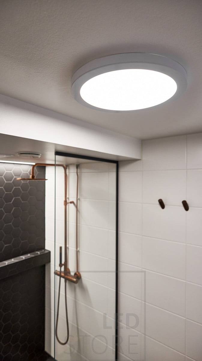 Toto stropní svítidlo LED s možností stmívání a odolností proti vlhkosti (IP44) pro povrchovou montáž poskytuje jasné osvětlení a díky svému elegantnímu designu je ideální pro celkové osvětlení v celém domě. Ledstore.fi